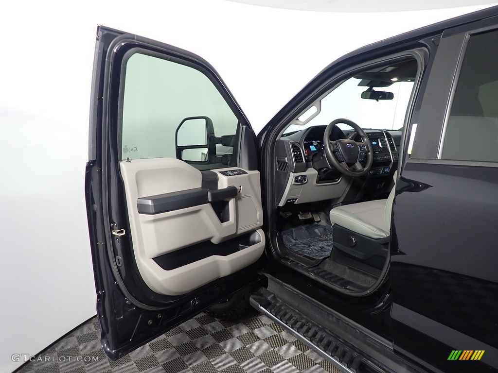 2020 F250 Super Duty XL Crew Cab 4x4 - Agate Black / Medium Earth Gray photo #14