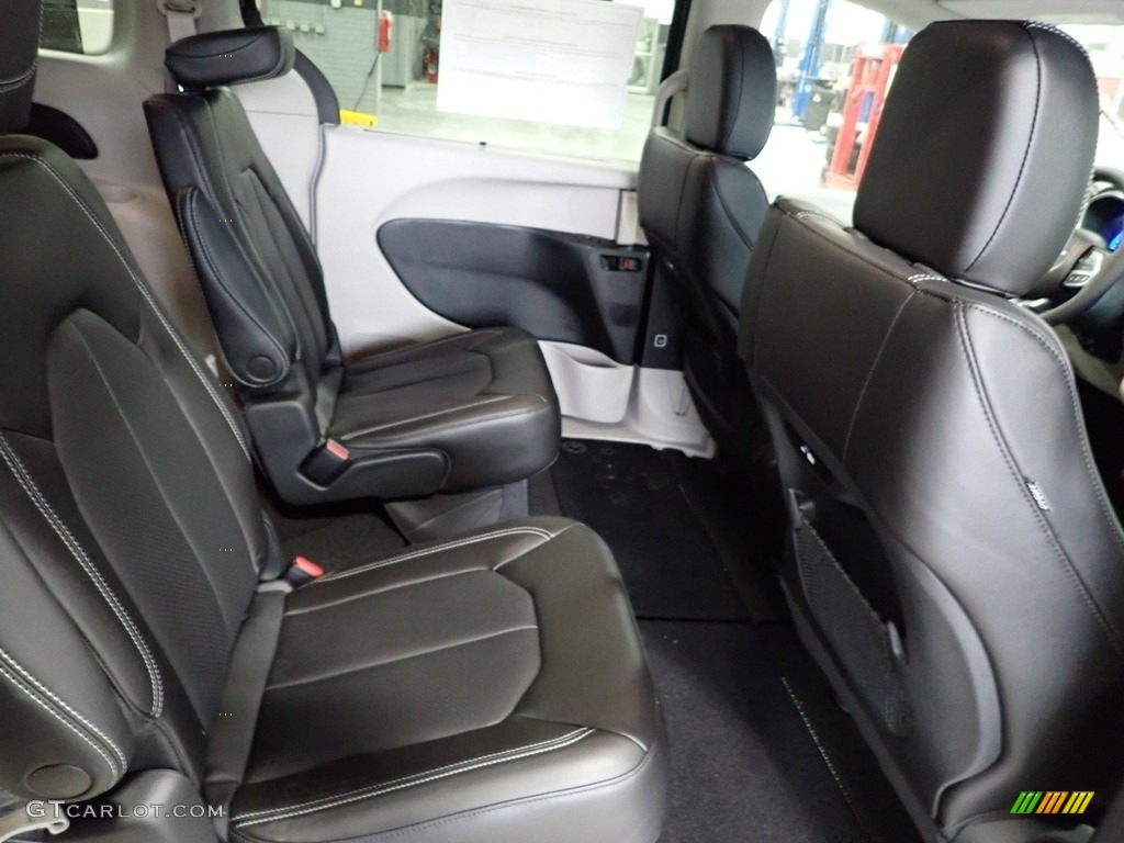 Black/Alloy Interior 2023 Chrysler Pacifica Touring L Photo #145593162