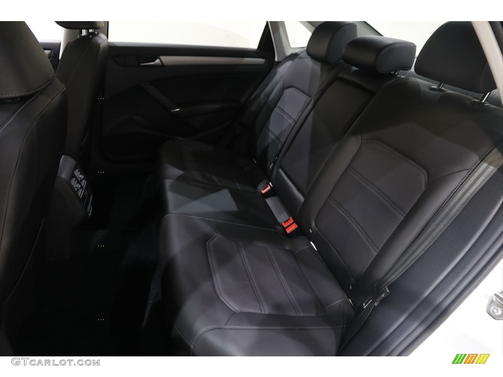 2021 Passat SE - Pure White / Titan Black photo #18