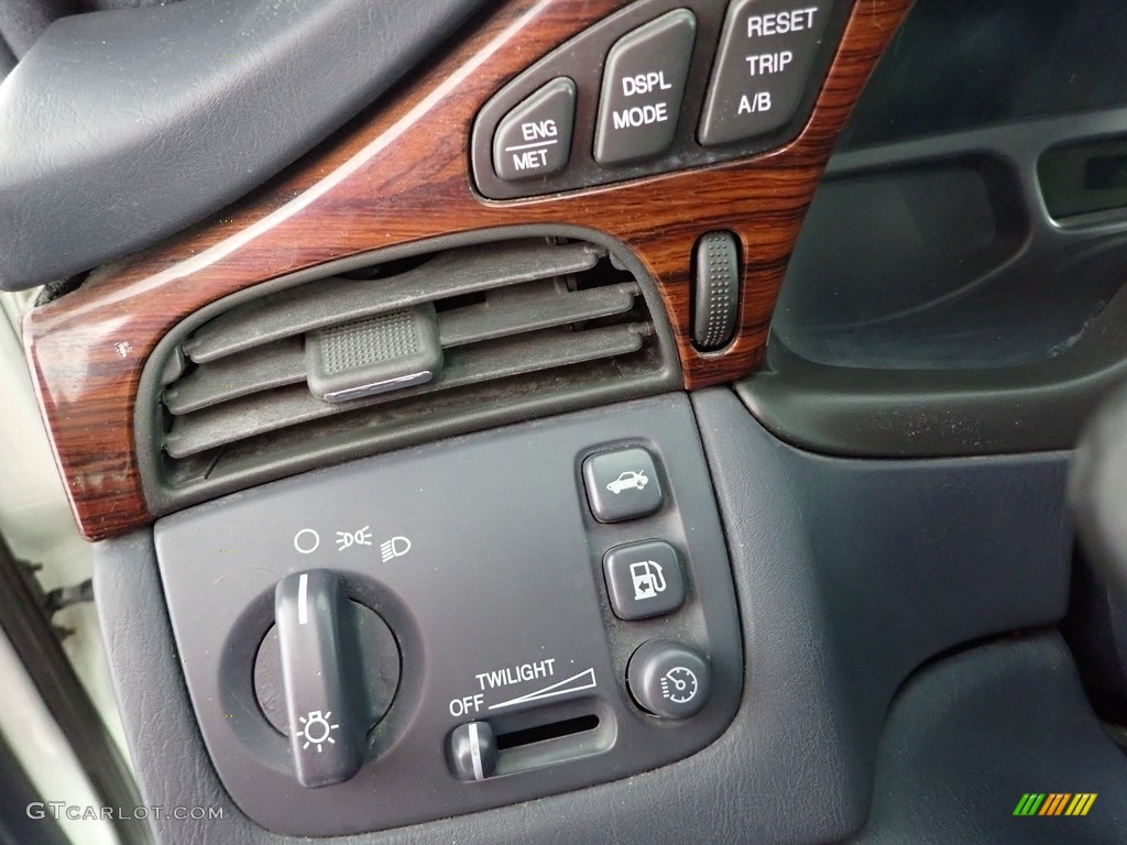 2003 DeVille Sedan - White Diamond / Midnight Blue photo #13