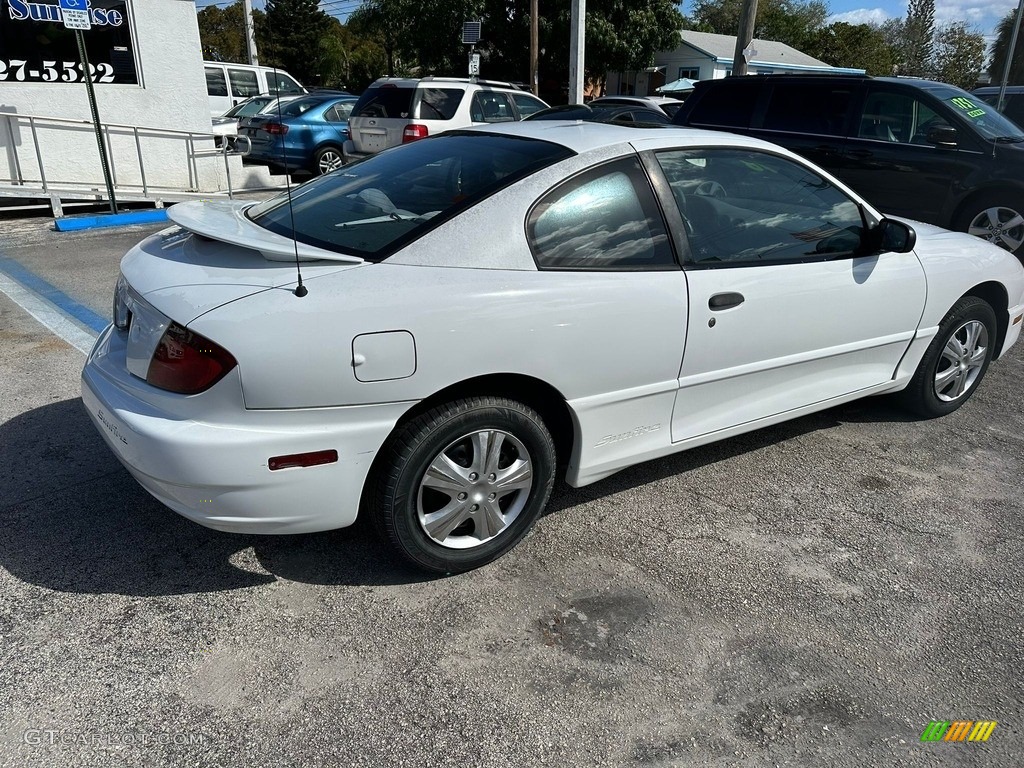 2004 Sunfire Coupe - Summit White / Graphite photo #8