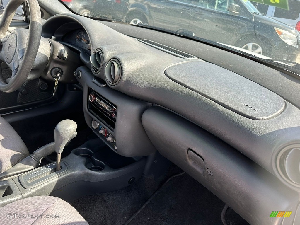 2004 Sunfire Coupe - Summit White / Graphite photo #16
