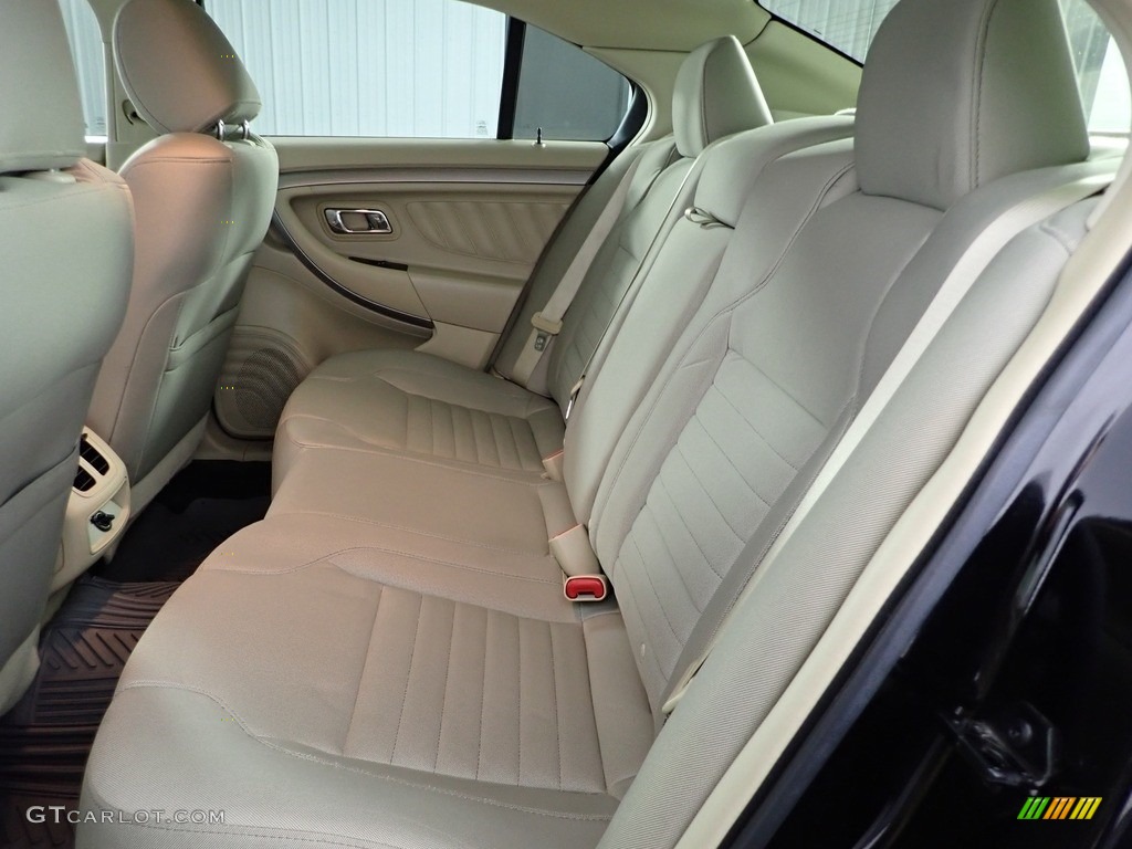 2017 Ford Taurus SE Rear Seat Photo #145607103