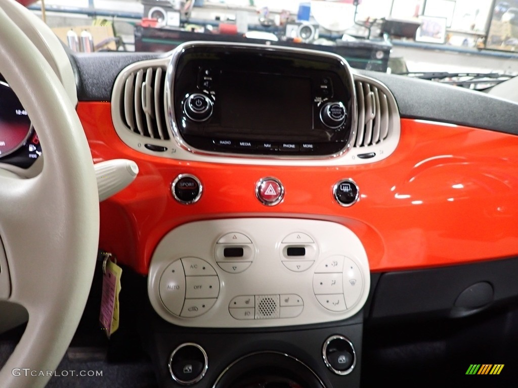 2018 Fiat 500 Lounge Controls Photo #145607769