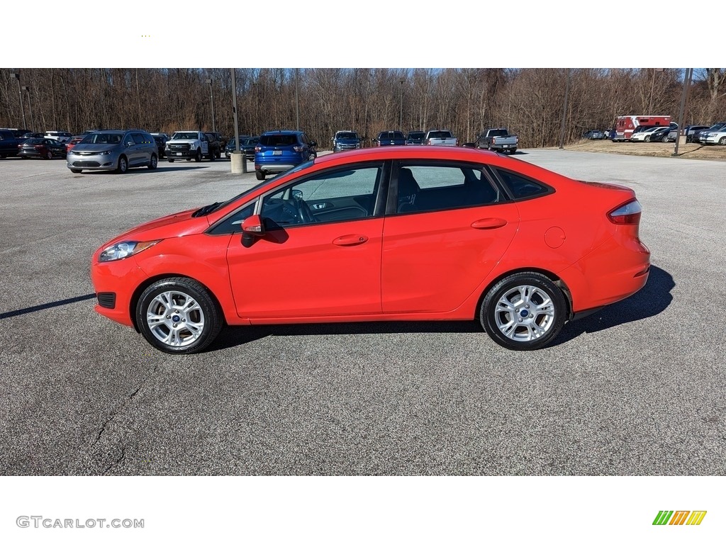 2015 Fiesta SE Sedan - Race Red / Charcoal Black photo #2