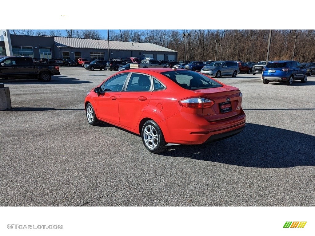 2015 Fiesta SE Sedan - Race Red / Charcoal Black photo #3