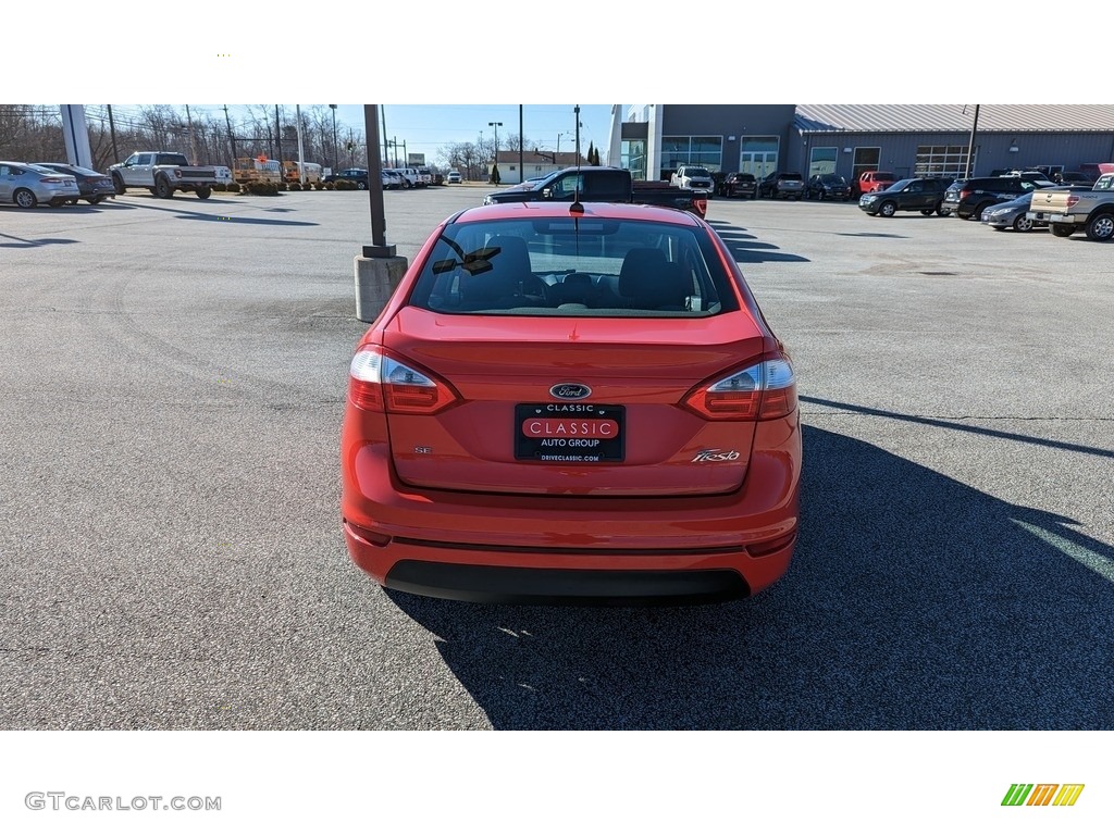 2015 Fiesta SE Sedan - Race Red / Charcoal Black photo #4