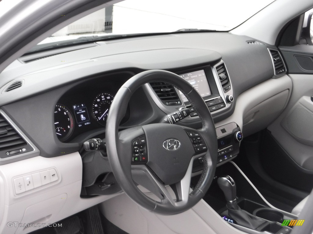 2018 Tucson Value - Molten Silver / Gray photo #10