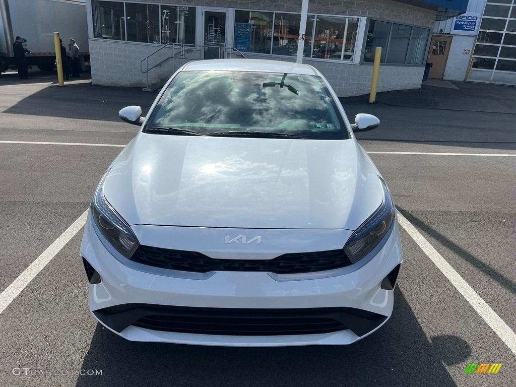 2023 Forte LXS - Clear White / Black photo #3