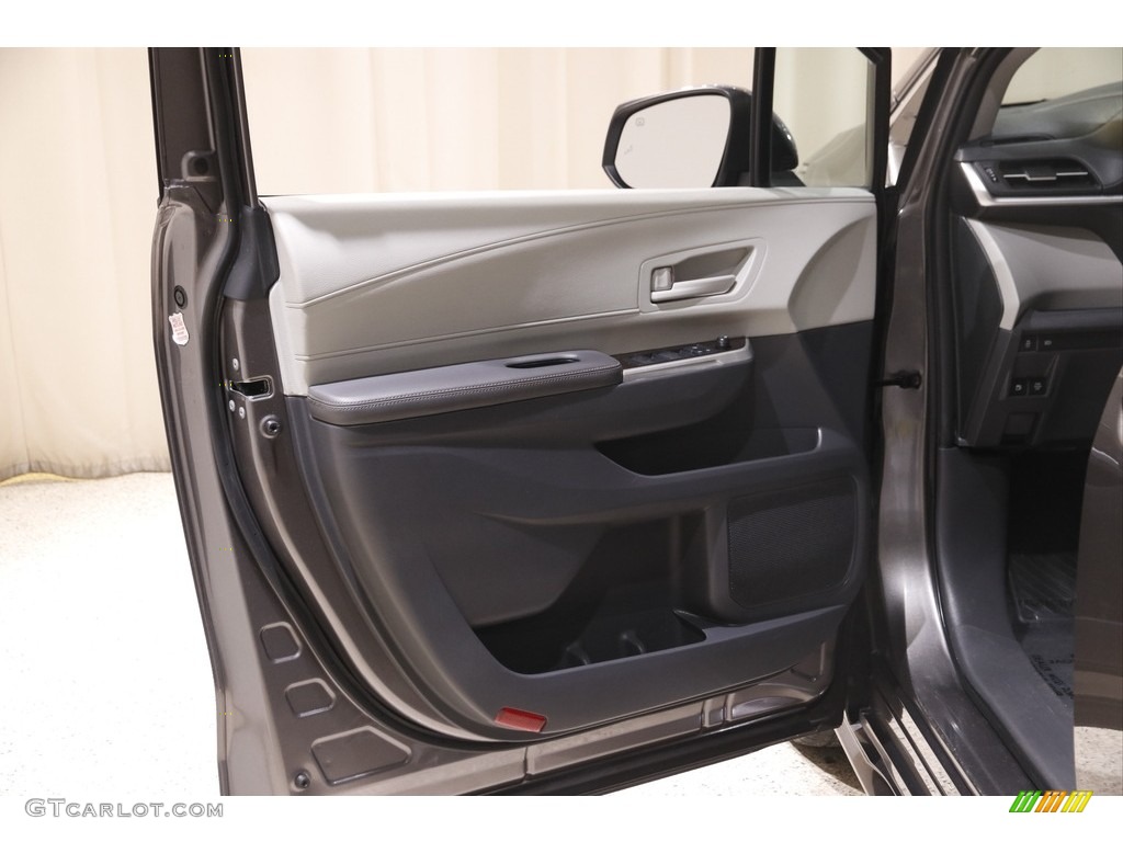 2021 Toyota Sienna LE Hybrid Door Panel Photos
