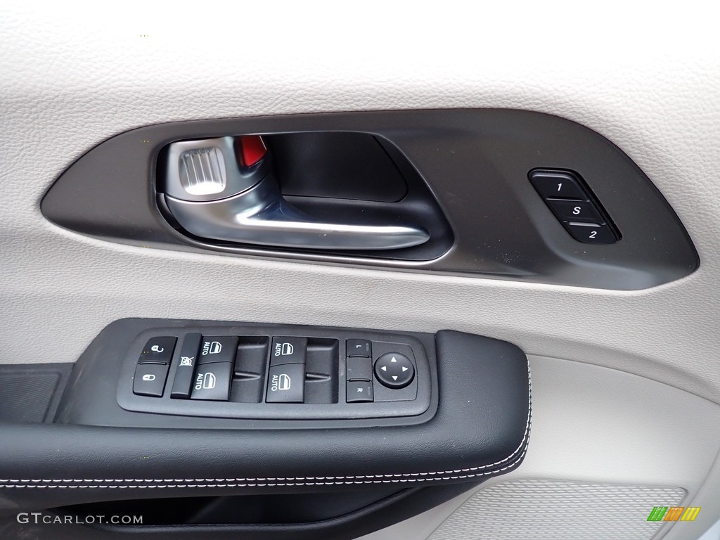 2023 Chrysler Pacifica Touring L AWD Black/Alloy Door Panel Photo #145704156