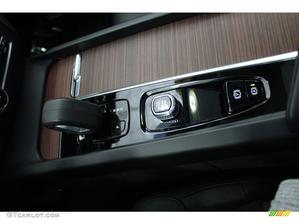 2022 Volvo S60 B5 Momentum Controls Photos