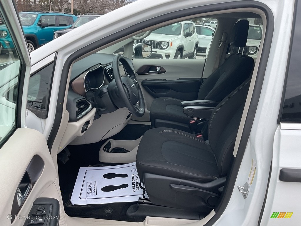 Alloy/Black Interior 2020 Chrysler Voyager L Photo #145715134