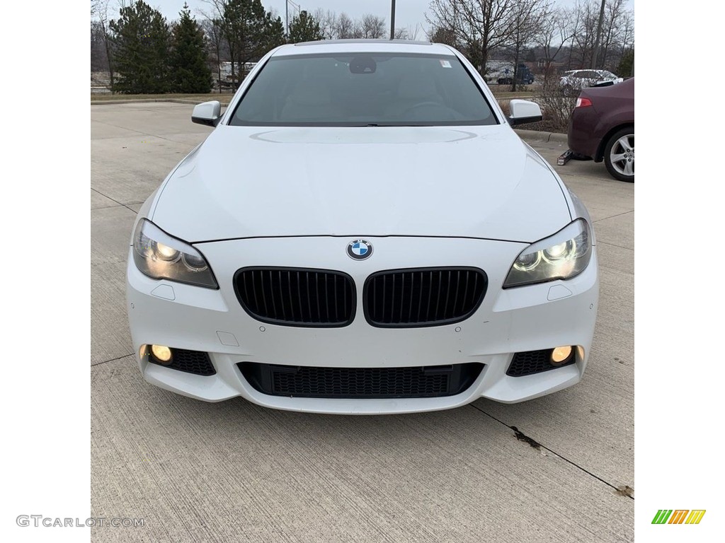 2012 5 Series 550i xDrive Sedan - Alpine White / Venetian Beige photo #8