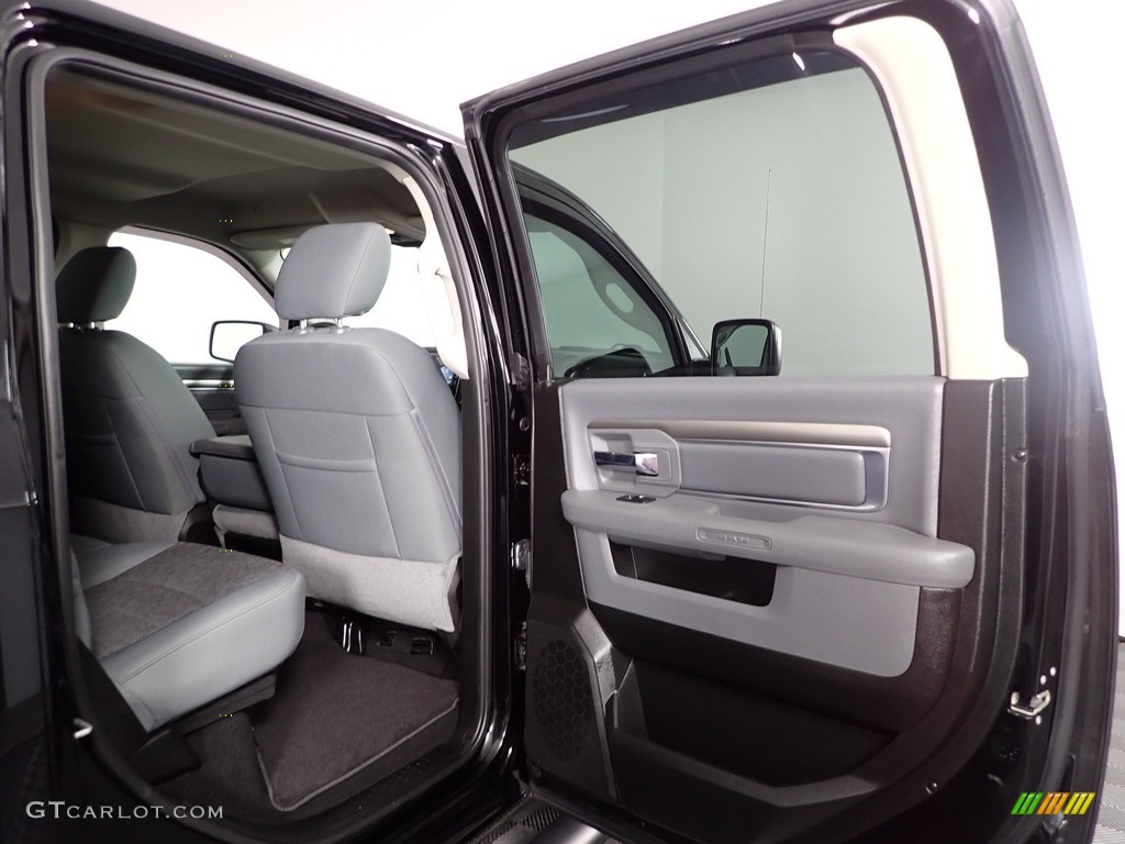 2019 1500 Classic Big Horn Crew Cab 4x4 - Diamond Black Crystal Pearl / Black/Diesel Gray photo #26