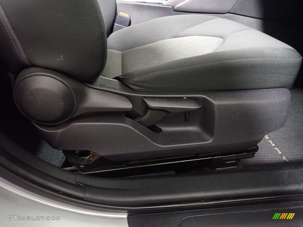 2019 Camry LE - Celestial Silver Metallic / Ash photo #36