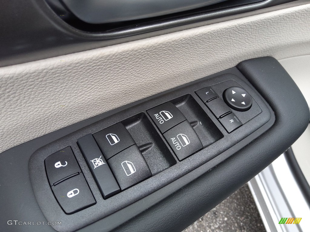 2023 Chrysler Pacifica Touring L Controls Photo #145731727