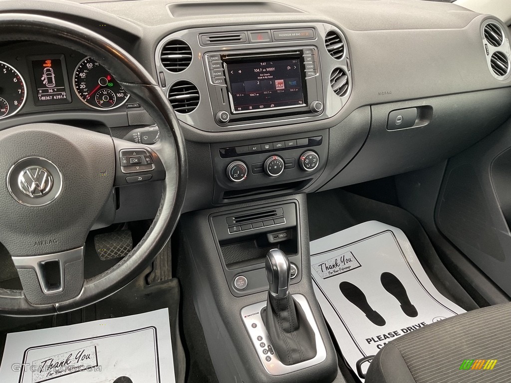 2017 Volkswagen Tiguan Limited 2.0T 4Motion Dashboard Photos