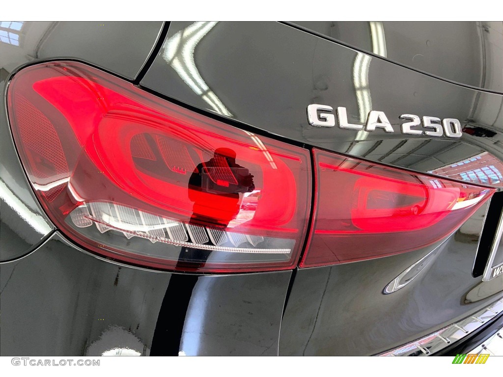 2021 GLA 250 4Matic - Night Black / Black photo #28