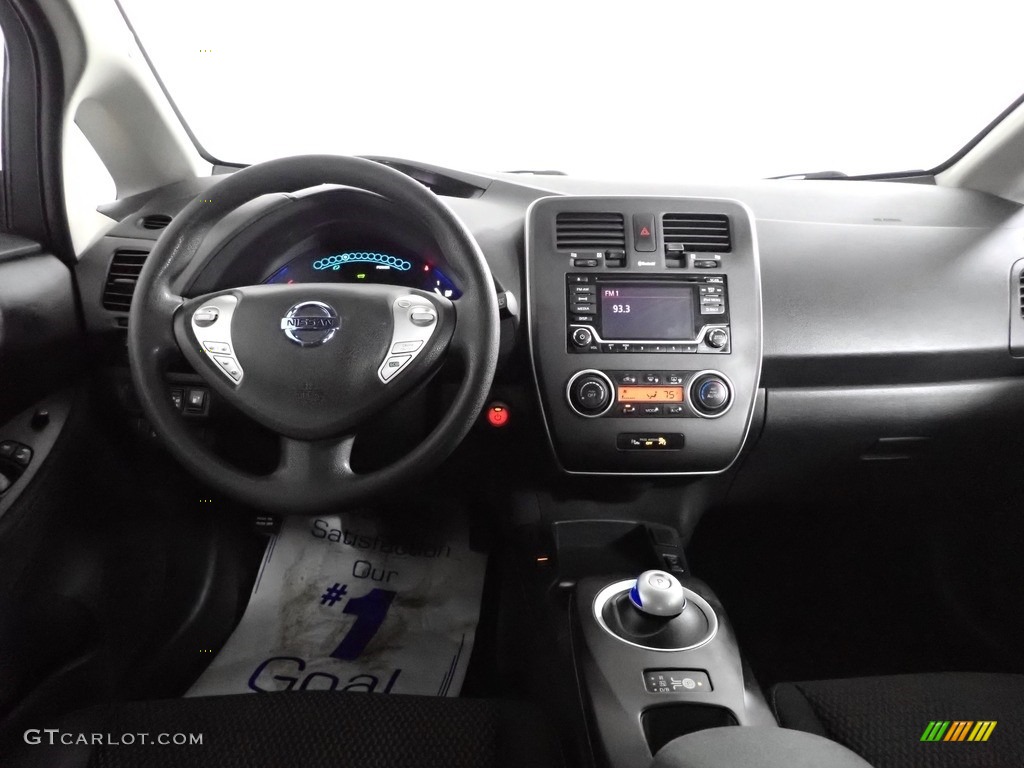 2017 Nissan LEAF S Dashboard Photos