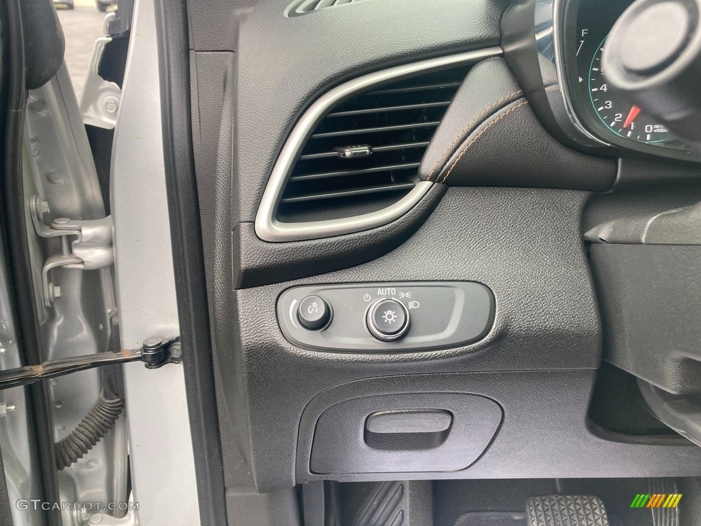 2019 Trax LT - Silver Ice Metallic / Jet Black/­Light Ash Gray photo #22
