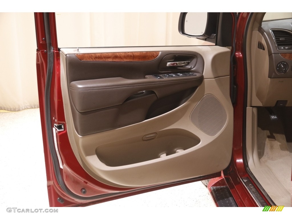 2011 Town & Country Touring - L - Deep Cherry Red Crystal Pearl / Black/Light Graystone photo #4