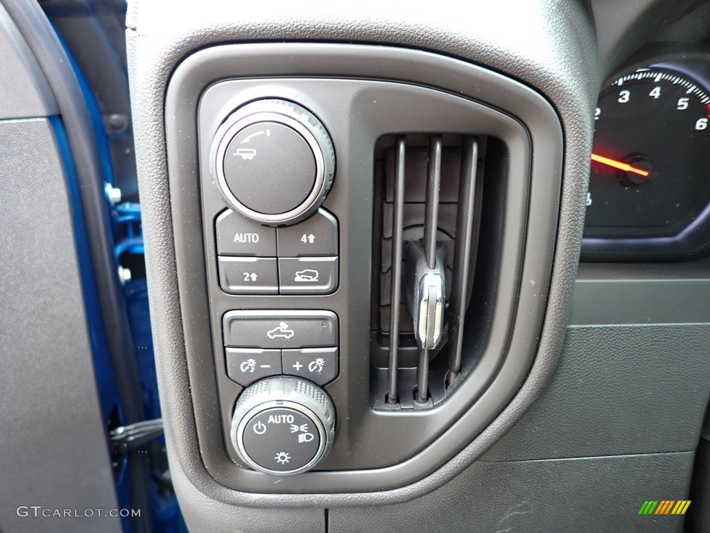 2023 Silverado 1500 Custom Crew Cab 4x4 - Glacier Blue Metallic / Jet Black photo #17
