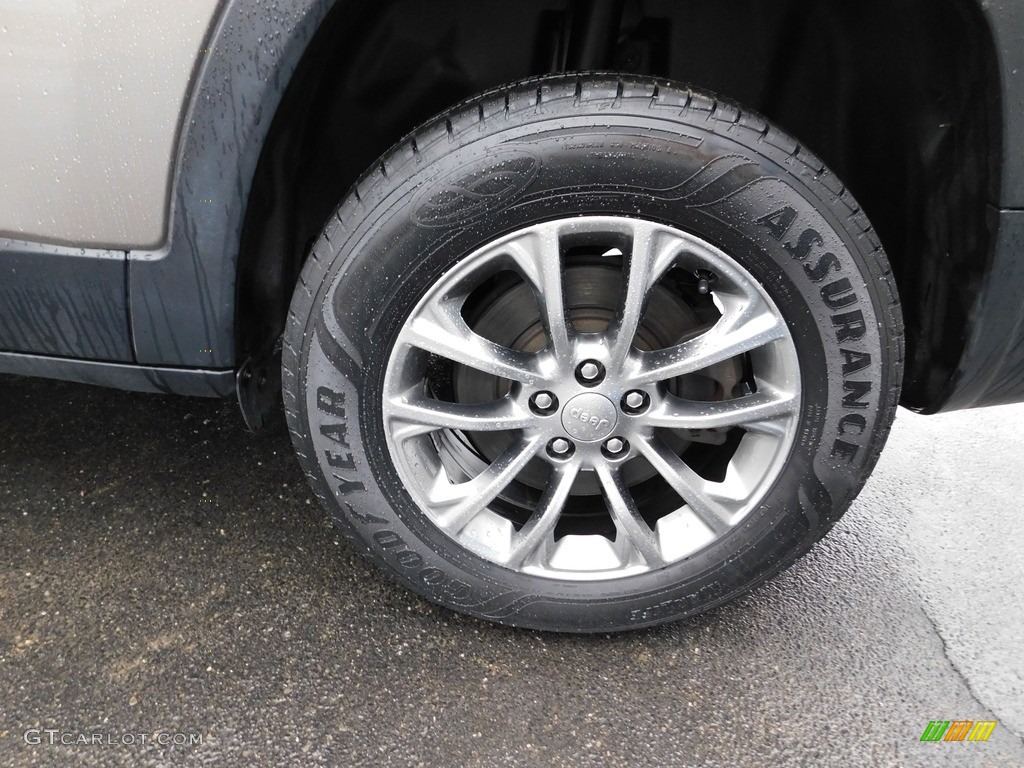 2020 Cherokee Latitude Plus 4x4 - Light Brownstone Pearl / Black photo #13
