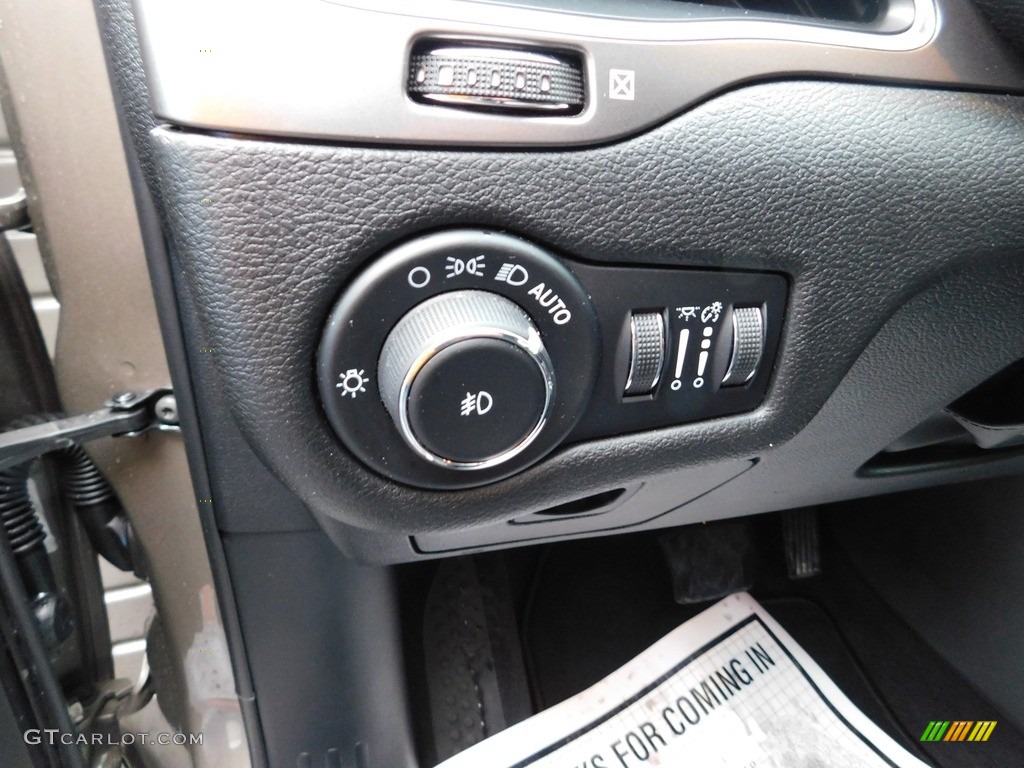 2020 Cherokee Latitude Plus 4x4 - Light Brownstone Pearl / Black photo #20