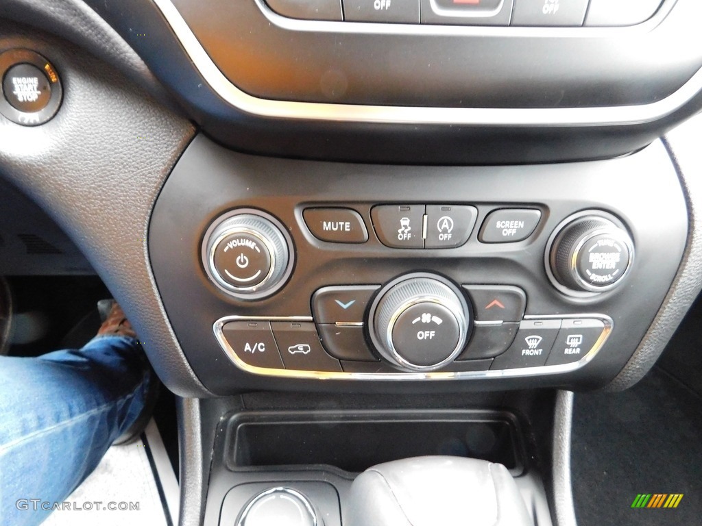 2020 Cherokee Latitude Plus 4x4 - Light Brownstone Pearl / Black photo #27