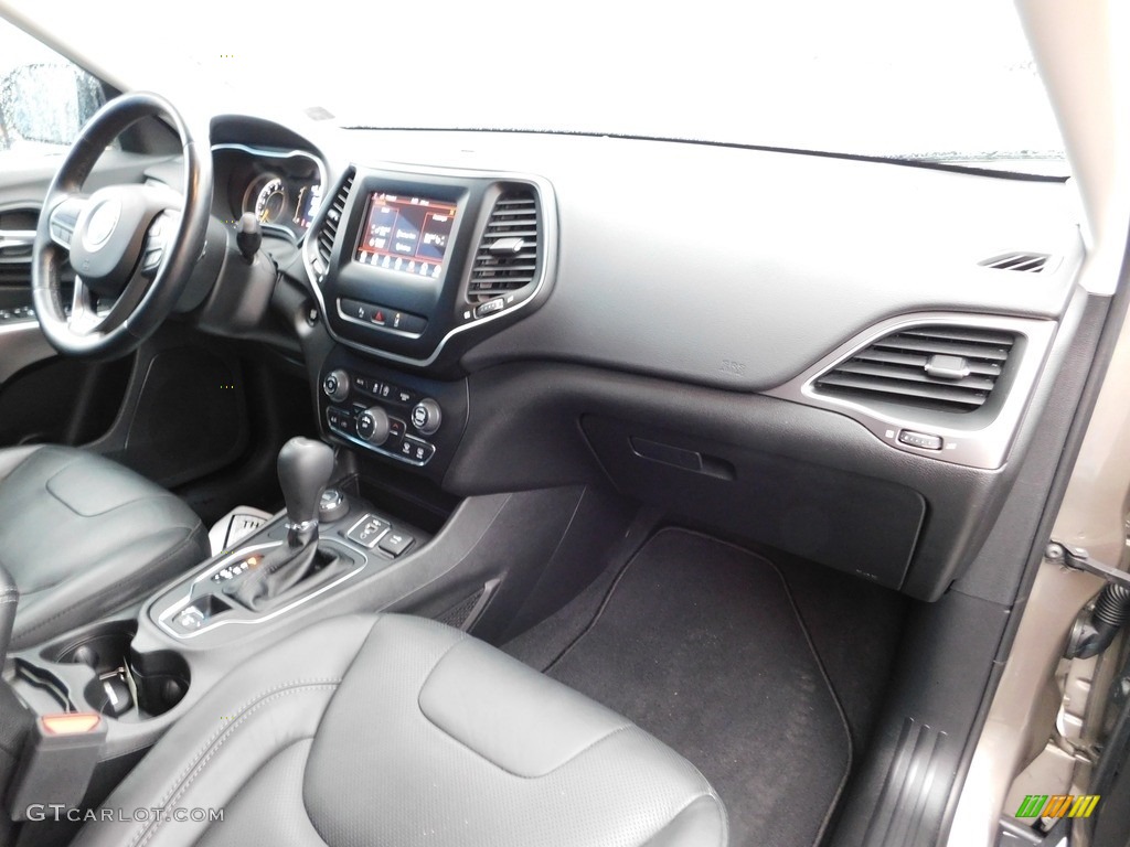 2020 Cherokee Latitude Plus 4x4 - Light Brownstone Pearl / Black photo #40