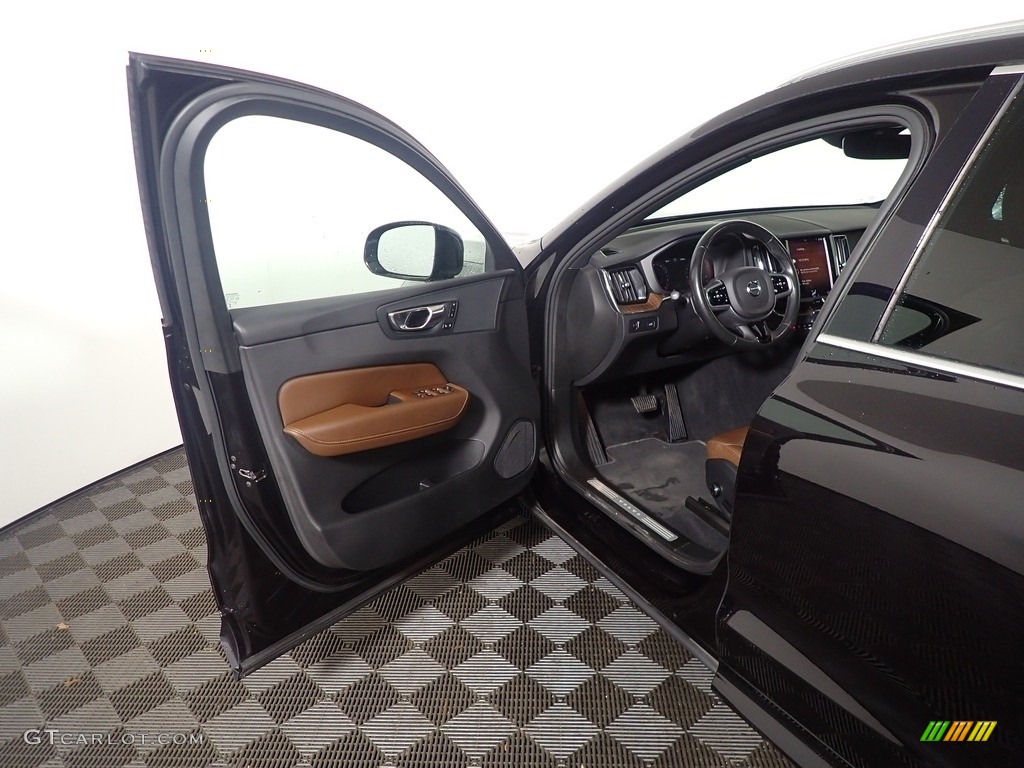 2018 XC60 T5 AWD Momentum - Onyx Black Metallic / Amber photo #19