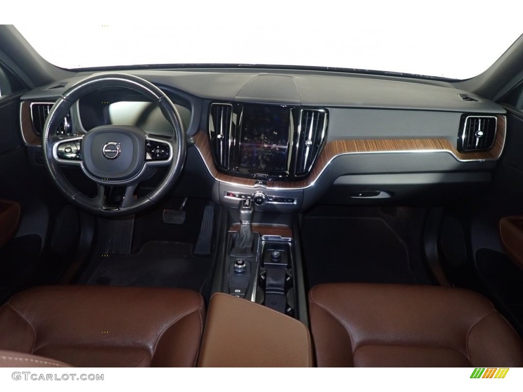 2018 XC60 T5 AWD Momentum - Onyx Black Metallic / Amber photo #23