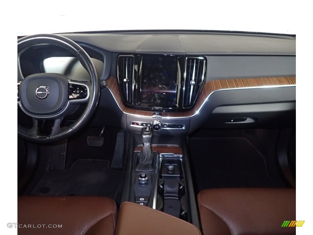 2018 XC60 T5 AWD Momentum - Onyx Black Metallic / Amber photo #24