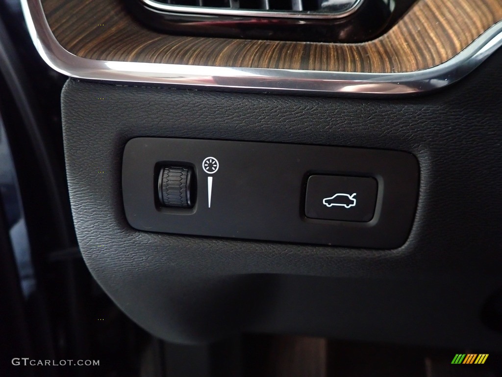 2018 XC60 T5 AWD Momentum - Onyx Black Metallic / Amber photo #30