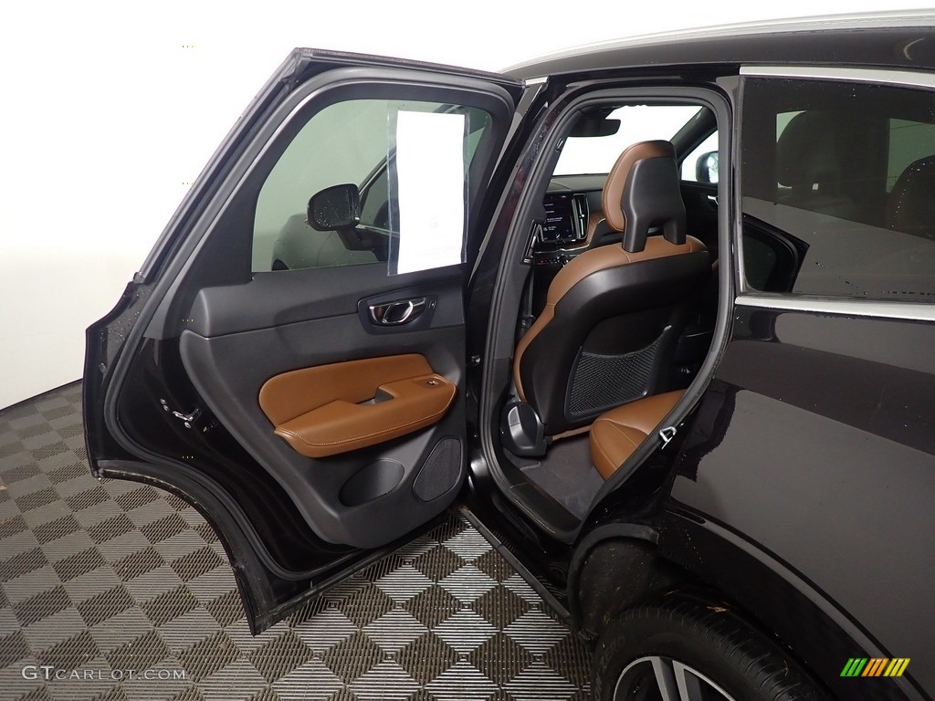 2018 XC60 T5 AWD Momentum - Onyx Black Metallic / Amber photo #33