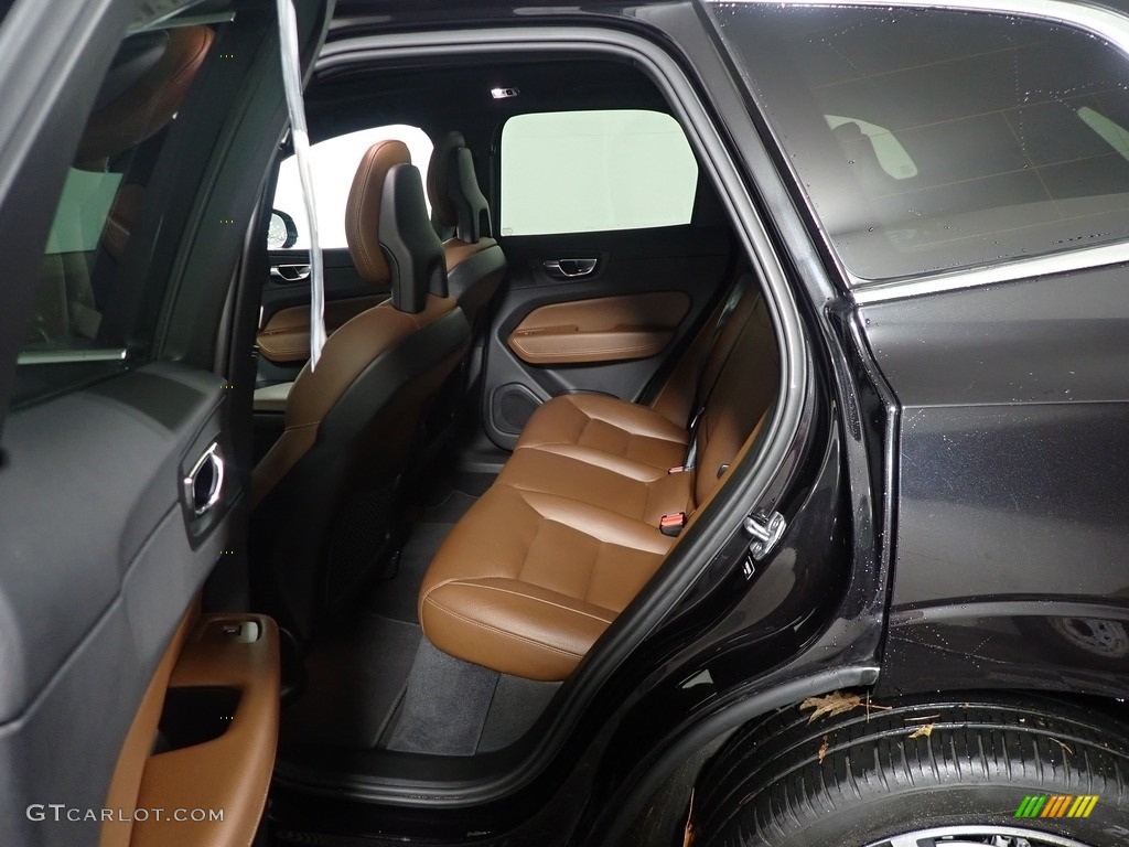 2018 XC60 T5 AWD Momentum - Onyx Black Metallic / Amber photo #34