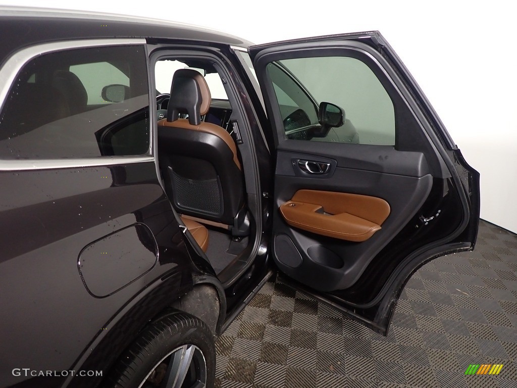 2018 XC60 T5 AWD Momentum - Onyx Black Metallic / Amber photo #35