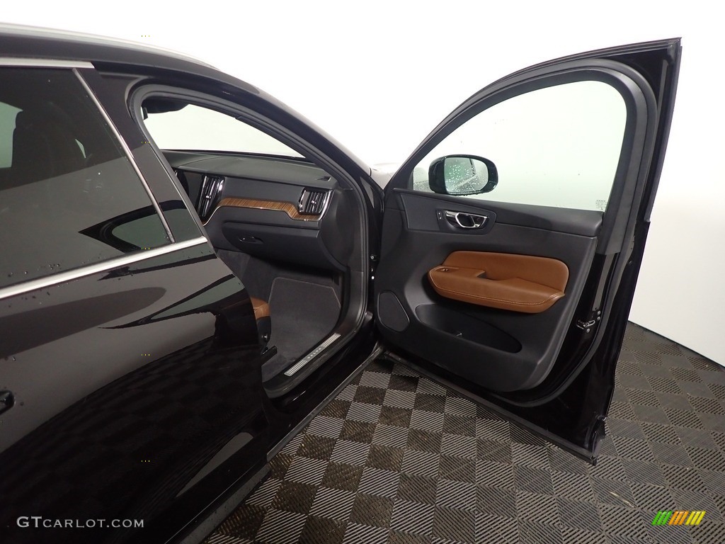 2018 XC60 T5 AWD Momentum - Onyx Black Metallic / Amber photo #37