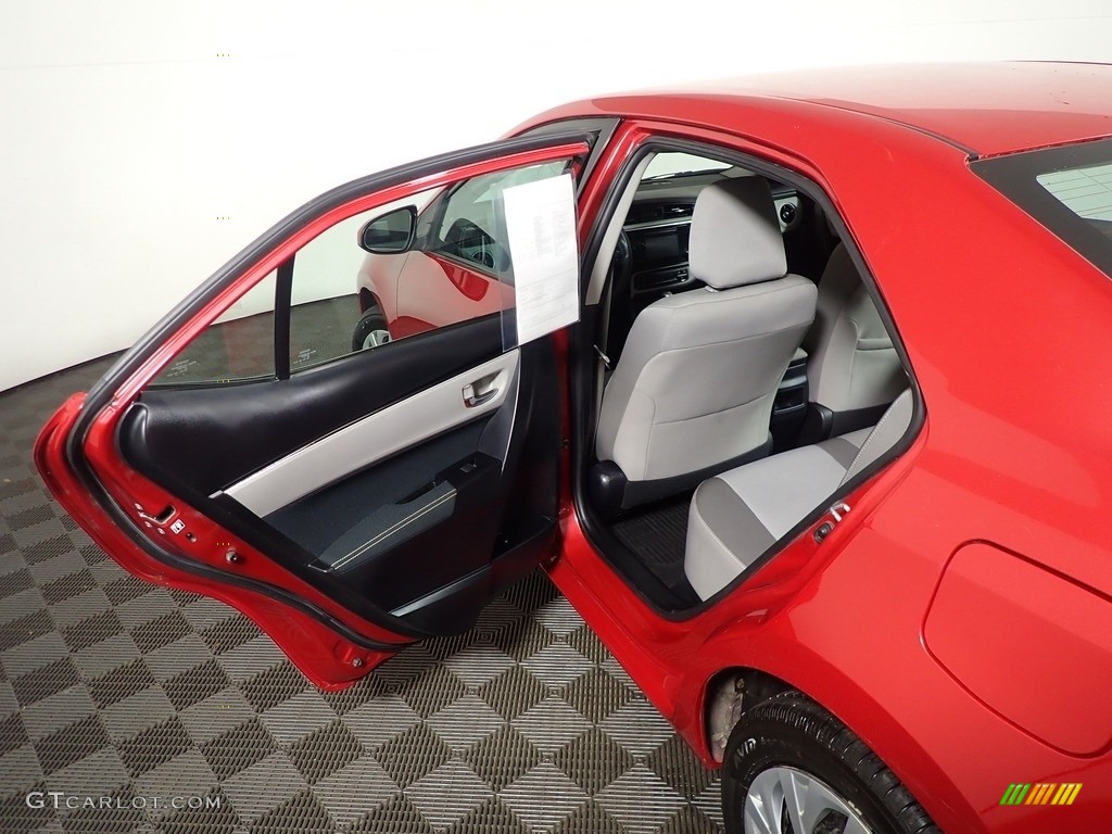 2018 Corolla LE - Barcelona Red Metallic / Ash/Dark Gray photo #30