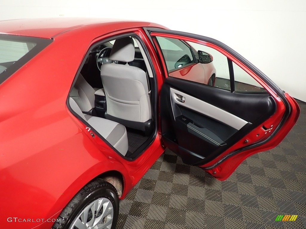 2018 Corolla LE - Barcelona Red Metallic / Ash/Dark Gray photo #32