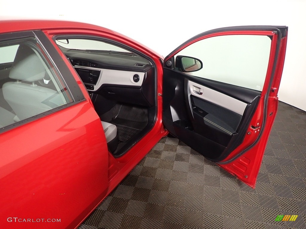2018 Corolla LE - Barcelona Red Metallic / Ash/Dark Gray photo #34
