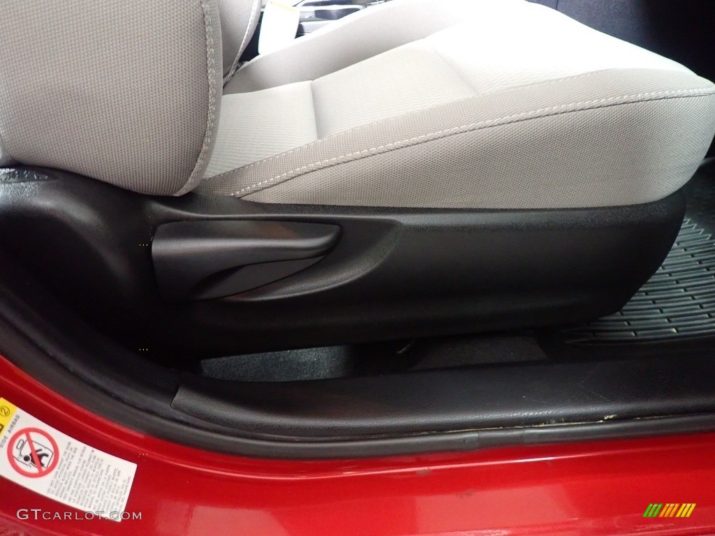 2018 Corolla LE - Barcelona Red Metallic / Ash/Dark Gray photo #36
