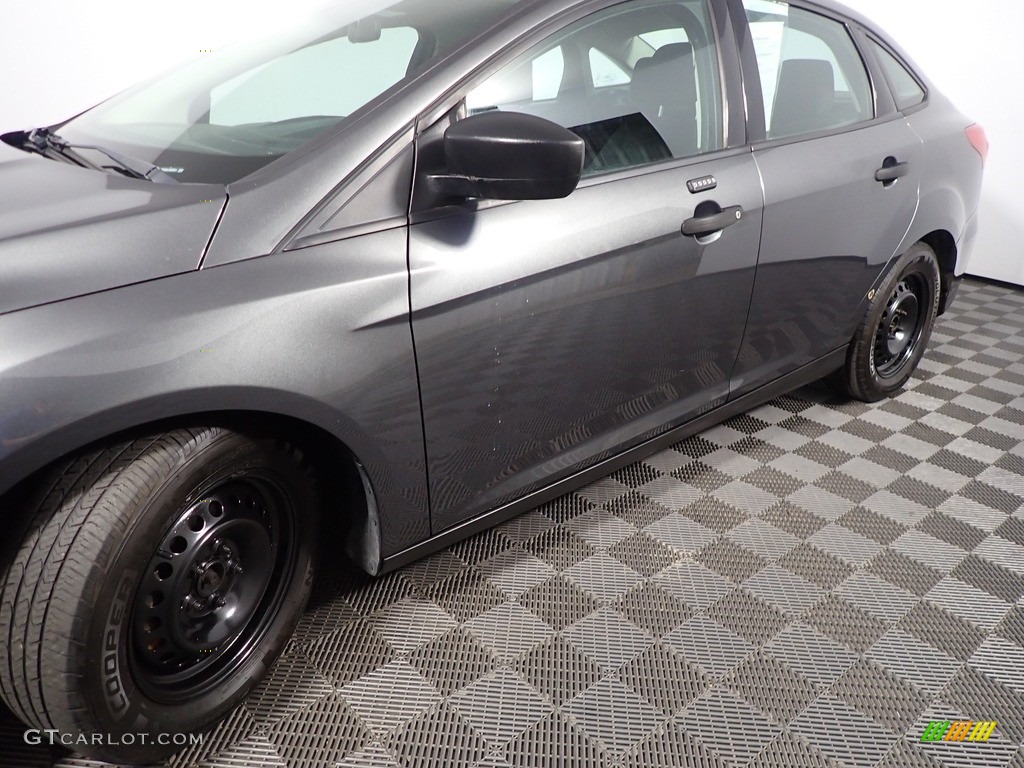 2016 Focus S Sedan - Magnetic / Charcoal Black photo #10