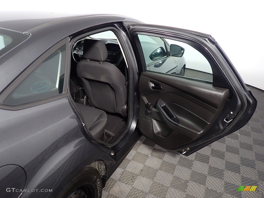 2016 Focus S Sedan - Magnetic / Charcoal Black photo #32