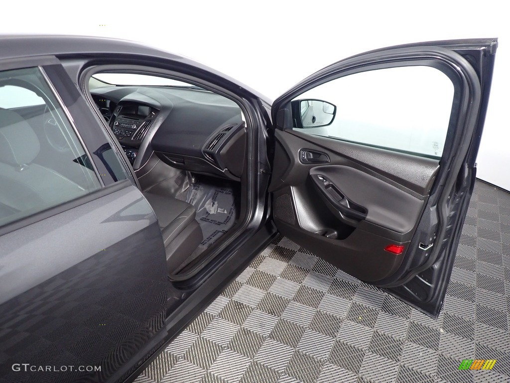 2016 Focus S Sedan - Magnetic / Charcoal Black photo #34