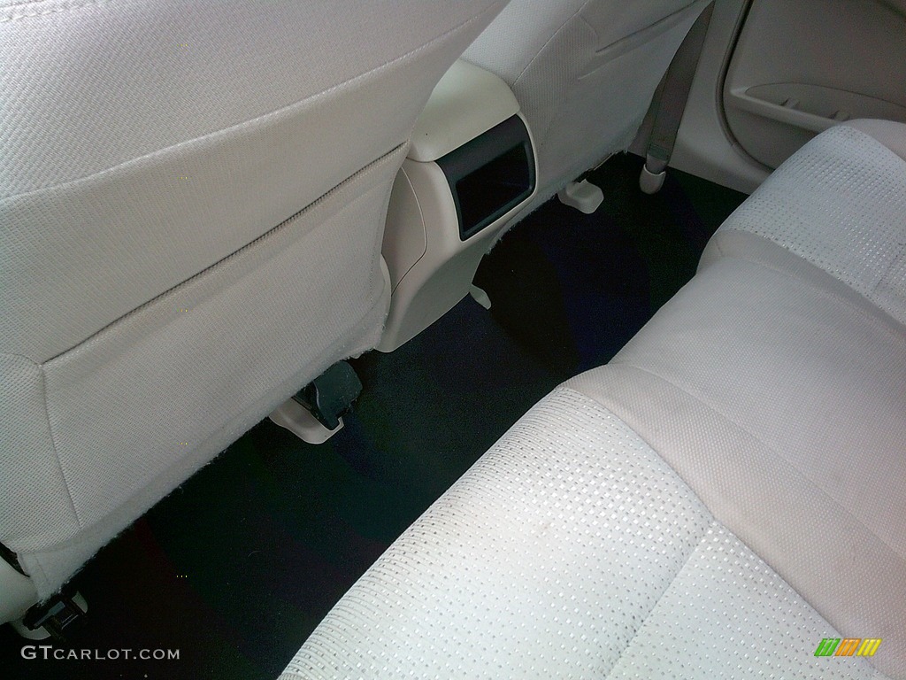 2014 Camry LE - Creme Brulee Metallic / Ivory photo #22