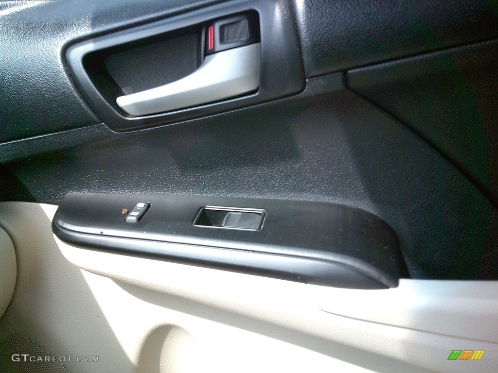 2014 Camry LE - Creme Brulee Metallic / Ivory photo #29