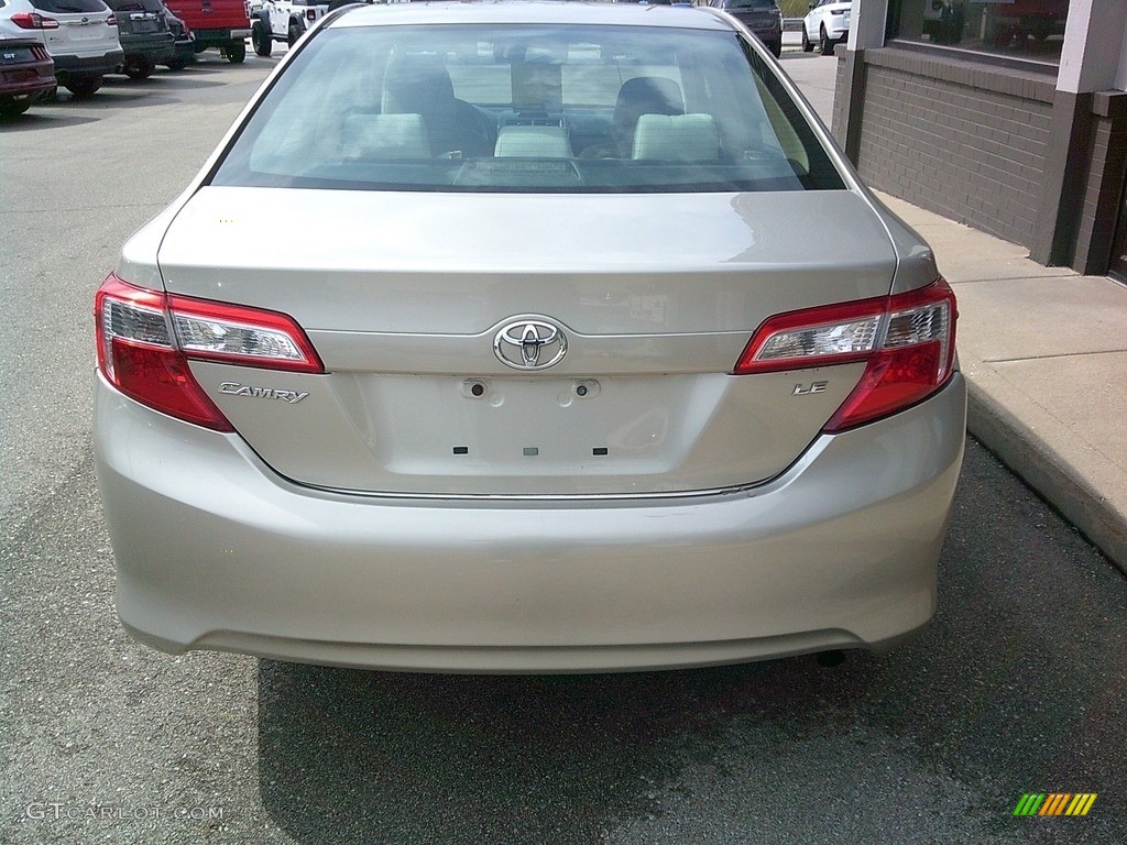 2014 Camry LE - Creme Brulee Metallic / Ivory photo #41