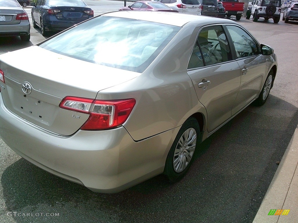 2014 Camry LE - Creme Brulee Metallic / Ivory photo #42